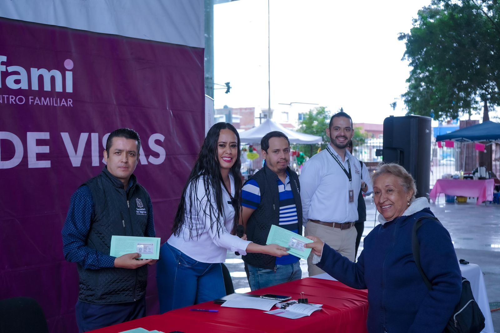 Semigrante entrega visas a adultos mayores de Zamora