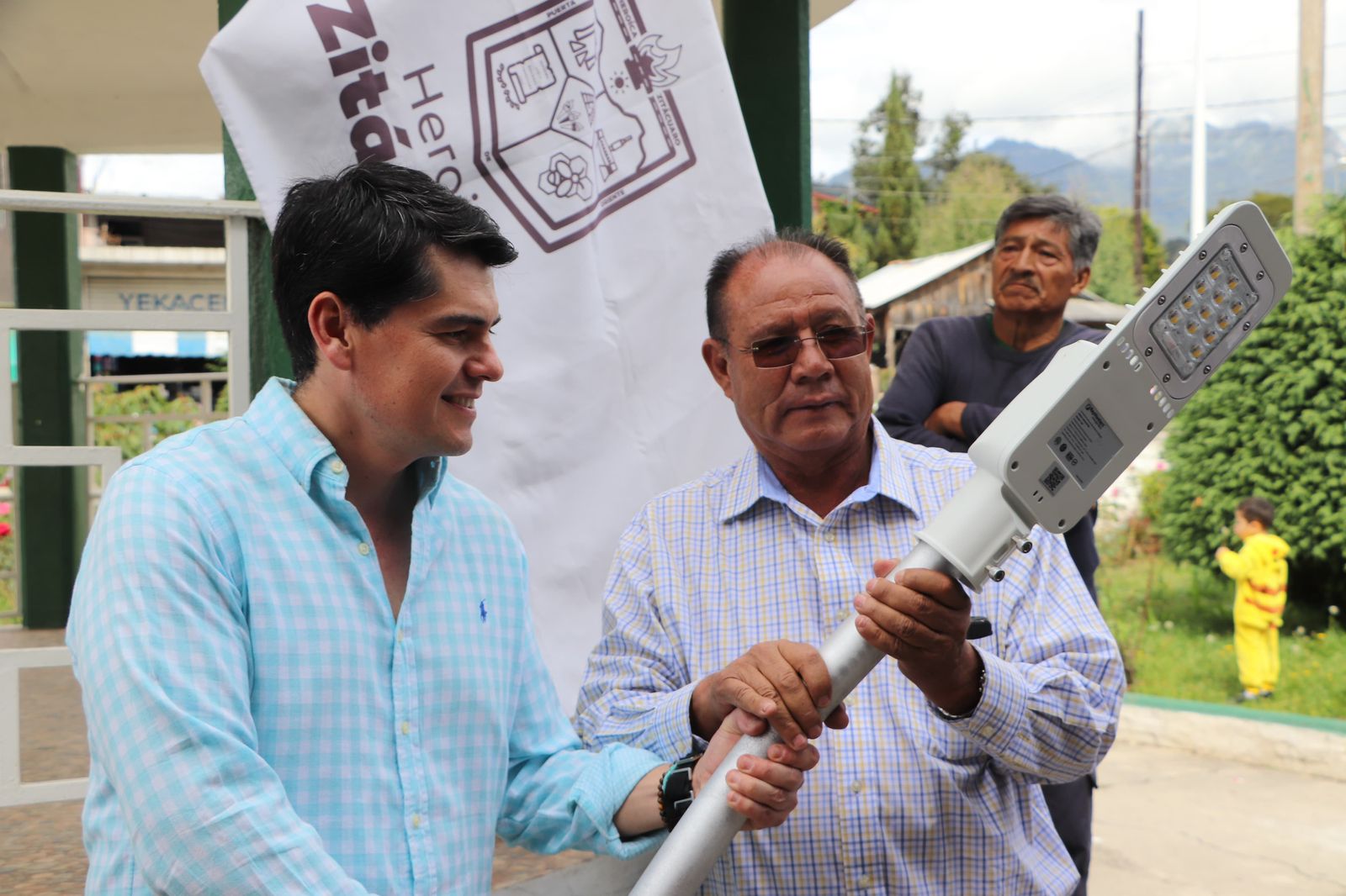 Llega a Aputzio de Juárez Iluminando al 100 