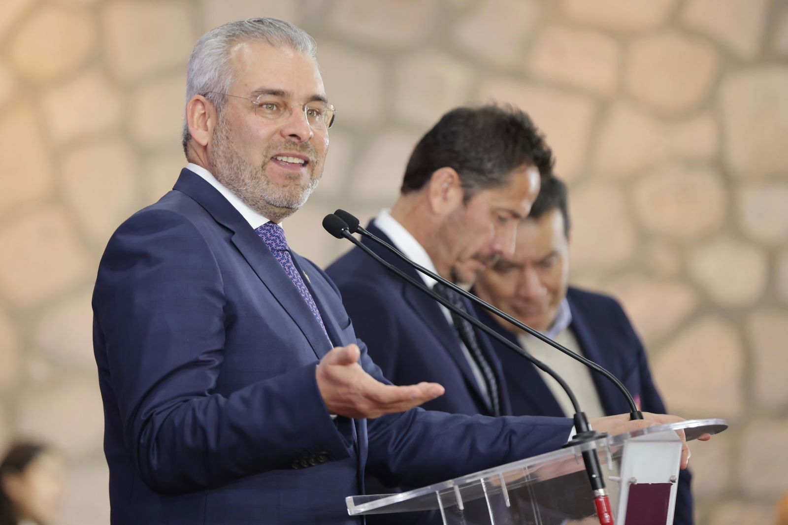 Continuará canje de pulseras para conciertos de Panteón Rococó y El Gran Silencio: Bedolla.