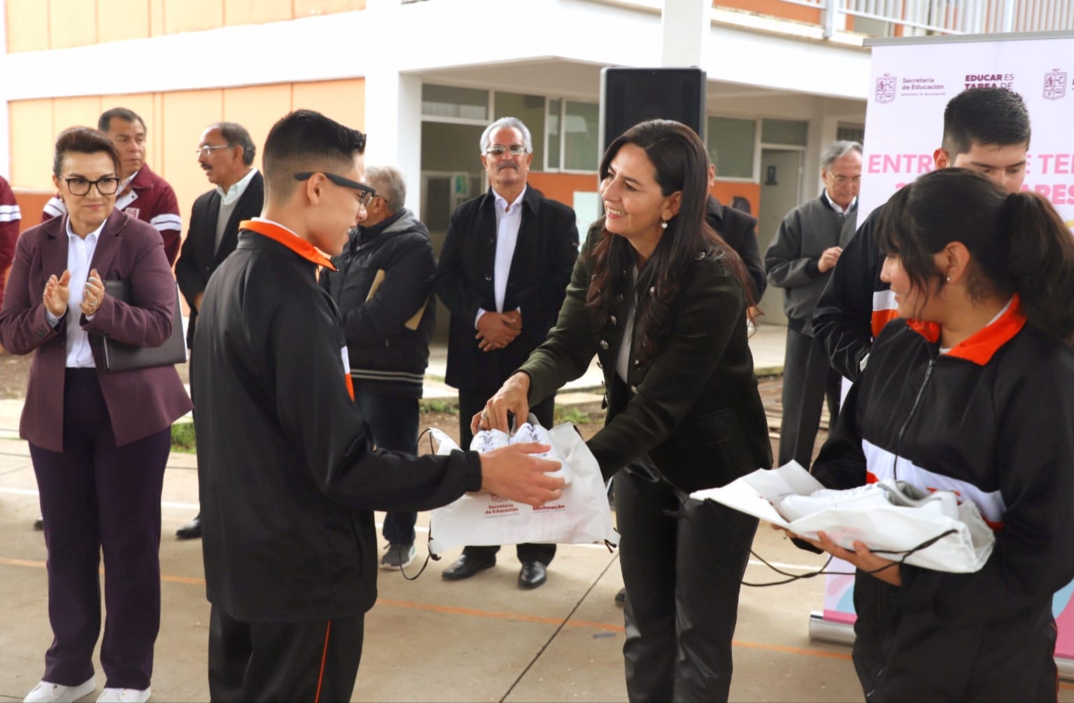 Despliega SEE a funcionarios para entrega masiva de tenis a estudiantes de secundaria