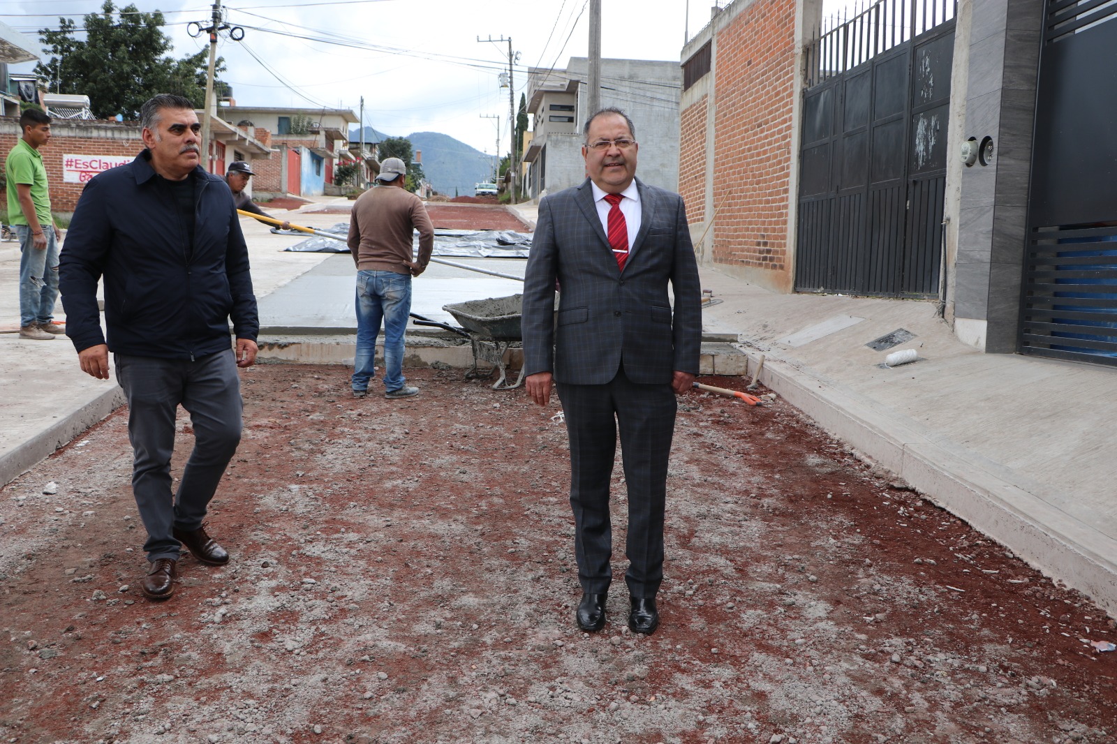 José Luis Téllez Marín, supervisó los avances de la pavimentación de la calle Orquídea de la Colonia Morelos Intenciones de la Nación.