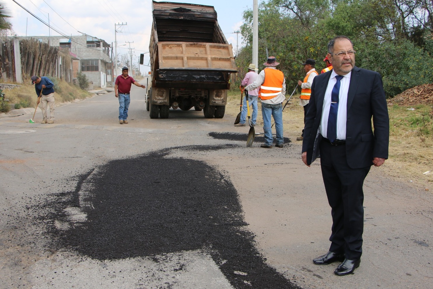 Se realizaron trabajos de bacheo en la salida a Agostitlán, del tramo circuito sur a los Pinitos.