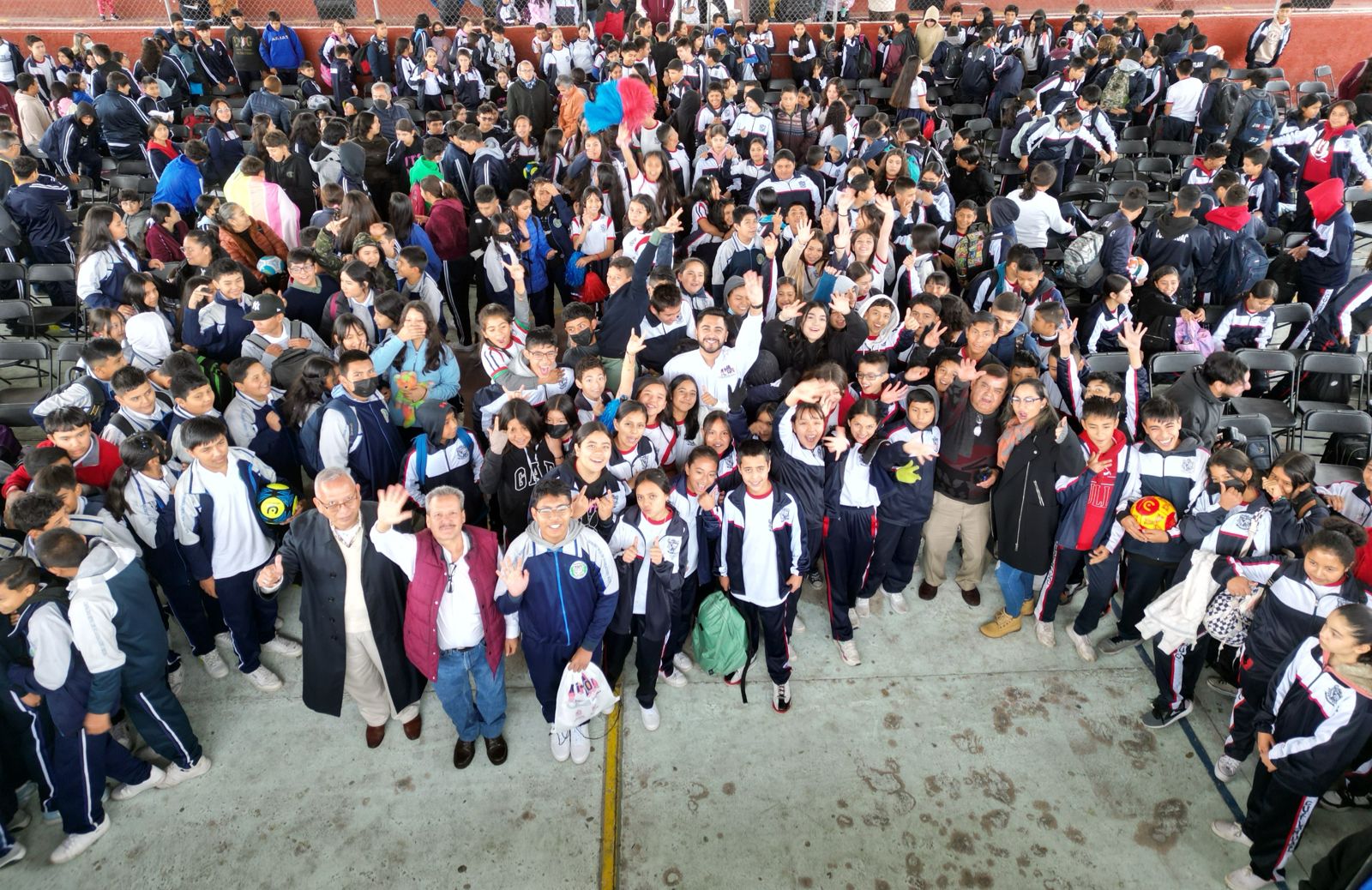 Entregan más de 500 tenis para estudiantes de secundaria de Huandacareo.