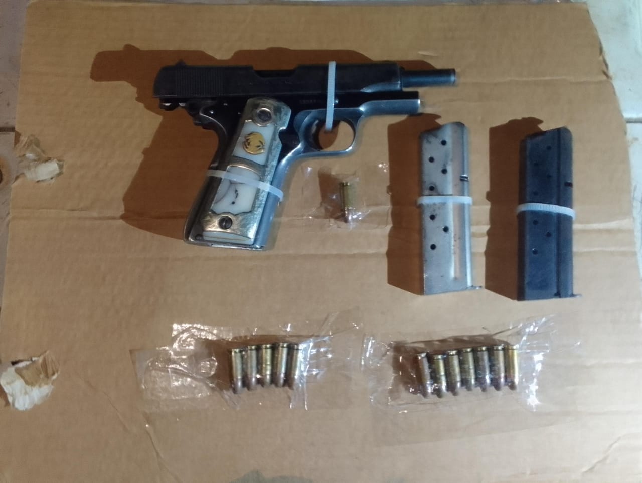 Guardia Civil detiene a dos personas por posesión de 36 envoltorios con droga y un arma de fuego.