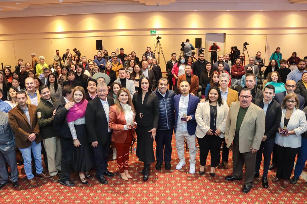 Michoacán reconoce a 20 migrantes por la contribución a sus comunidades.