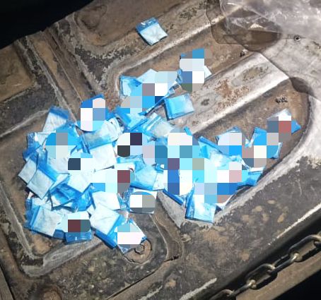 BOI asegura 128 dosis de droga dentro de un vehículo robado, en Yurécuaro.