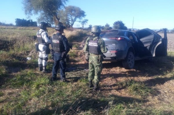 Guardia Civil asegura vehículo abandonado con cargadores y cartuchos, en Tanhuato.