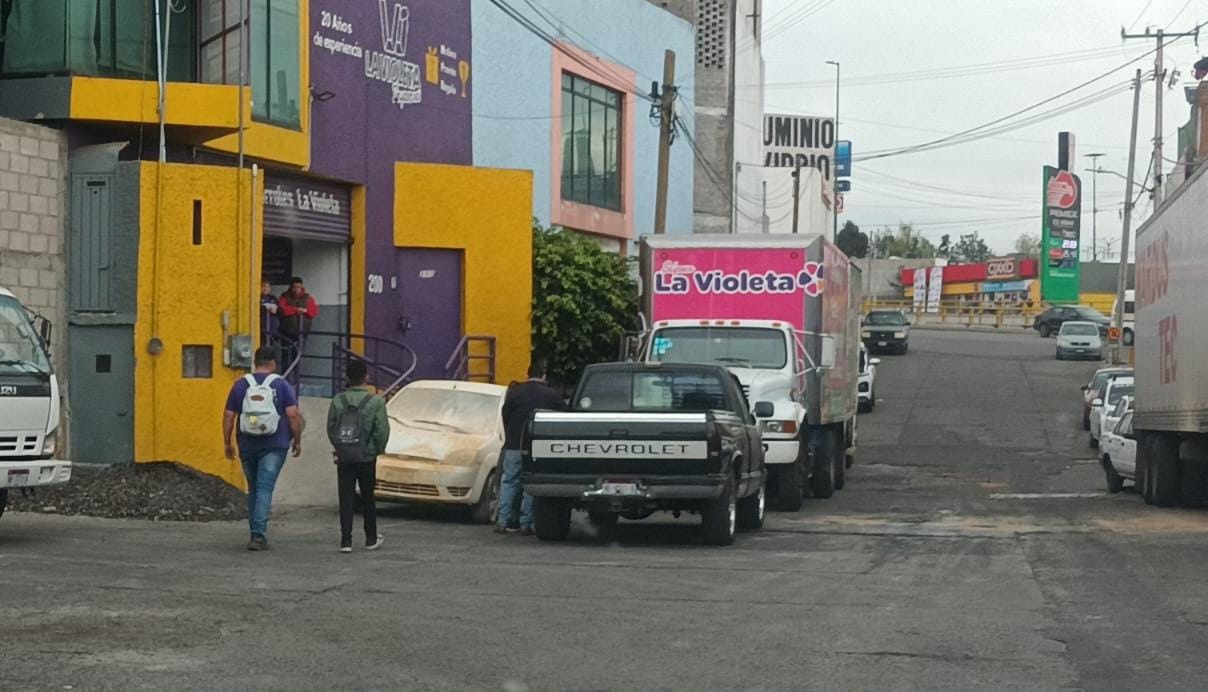 Por una falla mecánica un vehículo compacto se incendió del motor