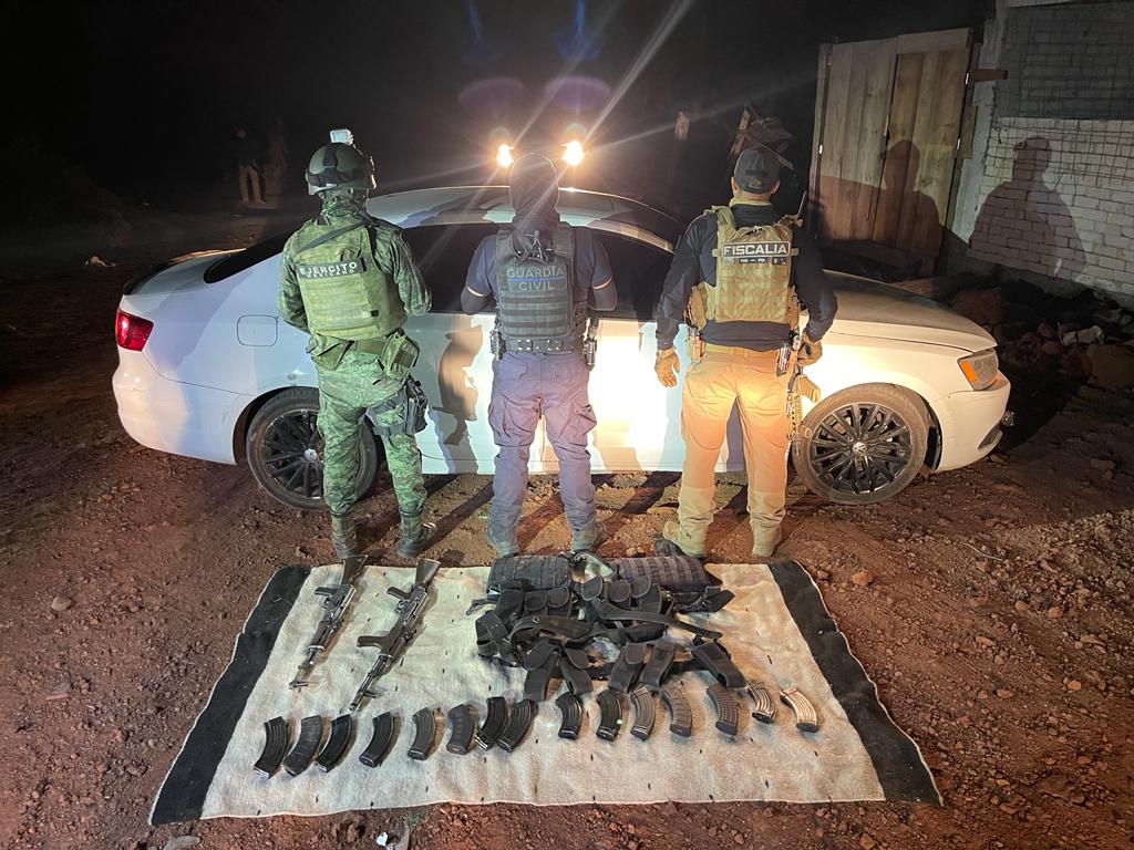 En operativo interinstitucional, aseguran FGE, SEDENA y GN un vehículo robado y armas en Zinapécuaro