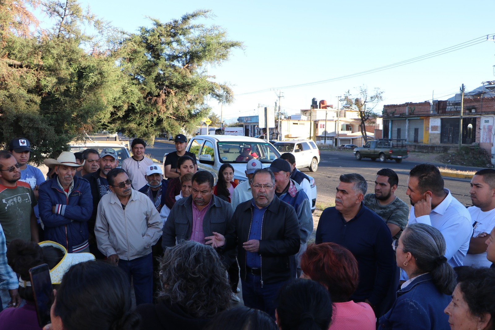 ​José Luis Téllez escuchó la problemática de los vecinos de la colonia El Moral y supervisó obras en Huaniqueo y colonia El Mirador