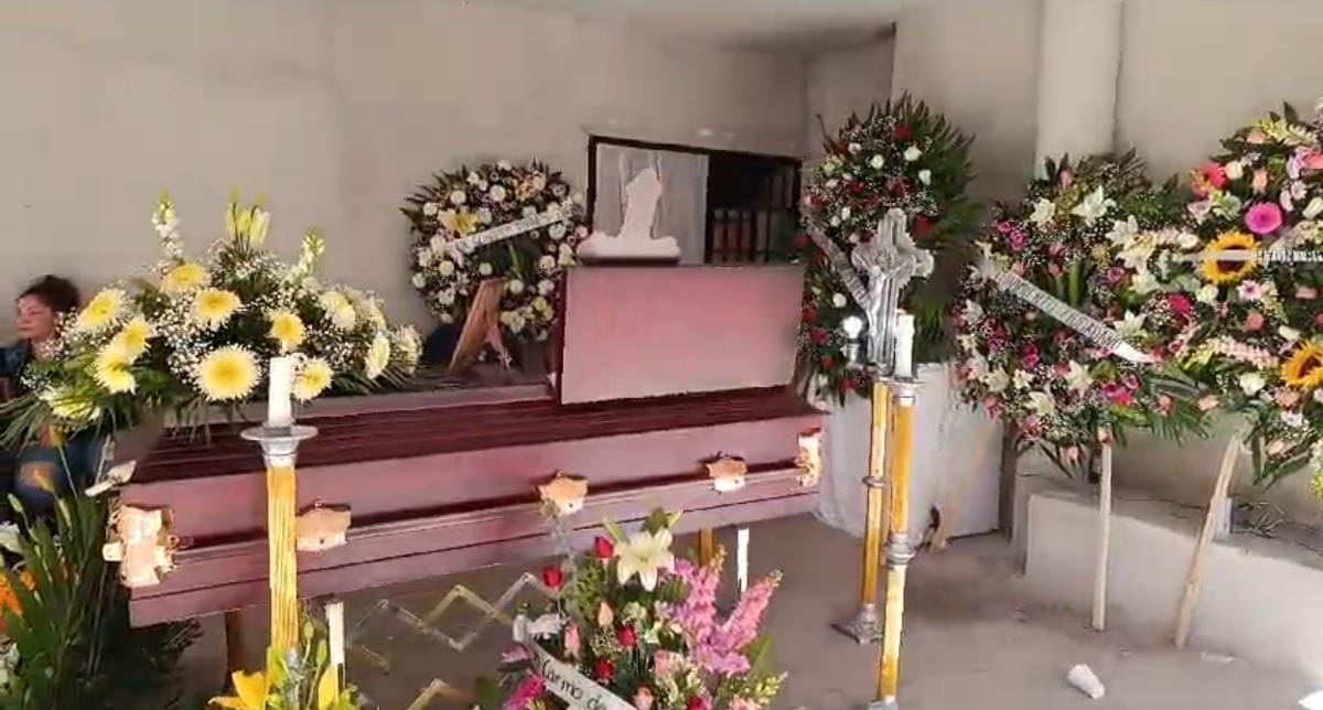 Entre un profundo dolor e indignación por su crimen, hoy fueron velados los restos de Miriam Ríos Ríos. En el lamentable encuentro, familiares y amigos exigieron justicia