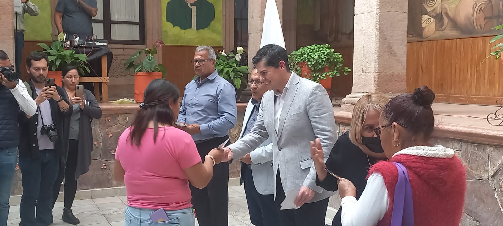 Toño Ixtlahuac entrega pases familiares para la población, el objetivo que disfrute de la Feria Monarca 2024