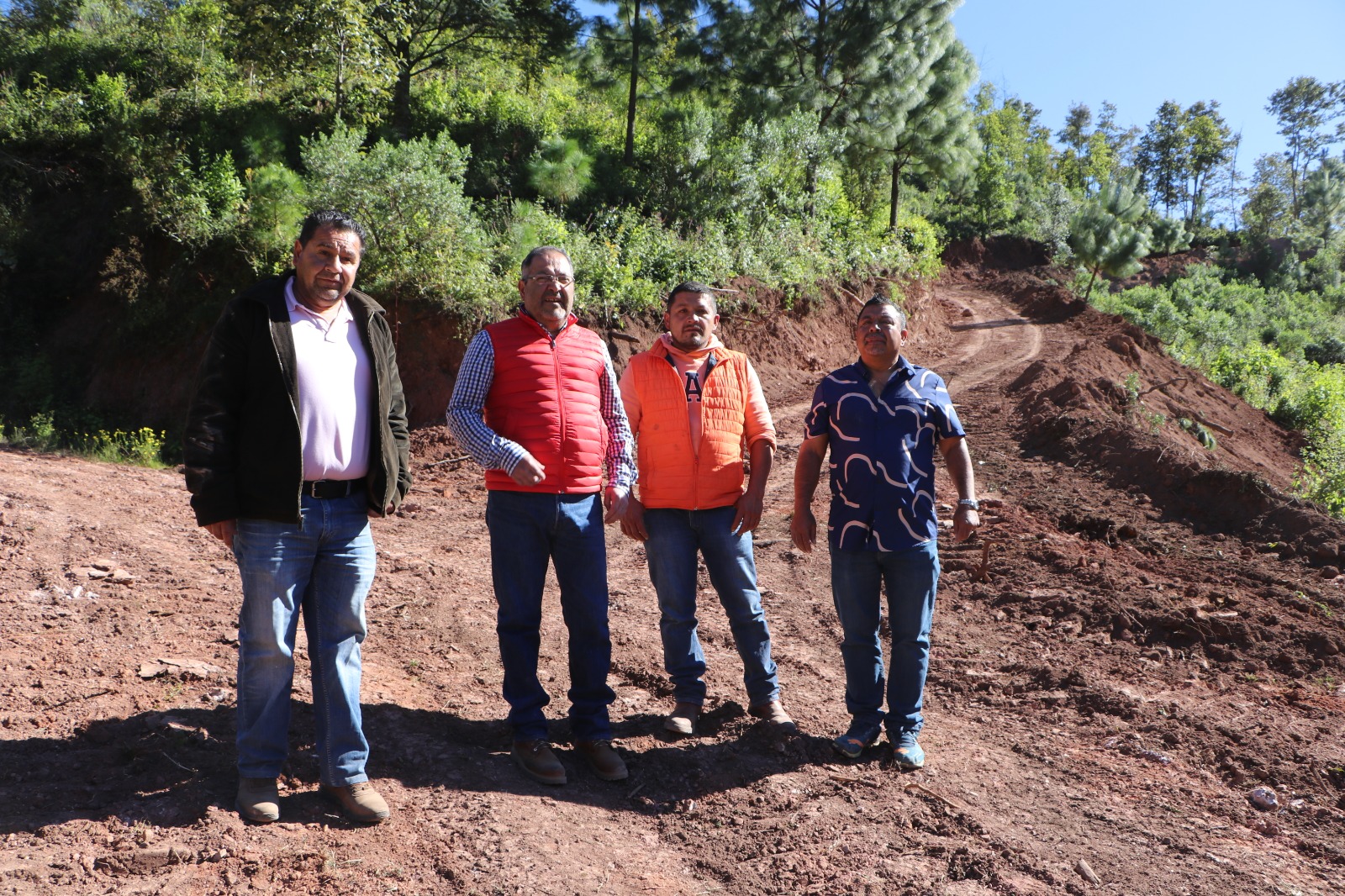 José Luis Téllez supervisó los trabajos de rehabilitación de los caminos rurales de las comunidades de la Tenencia de Agostitlán
