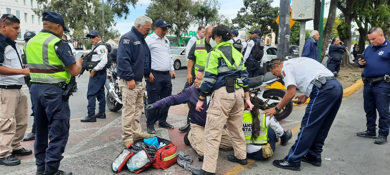 Una mujer policía, quien auxiliaba en labores de vialidad, resultó herida tras ser atropellada por un automovilista