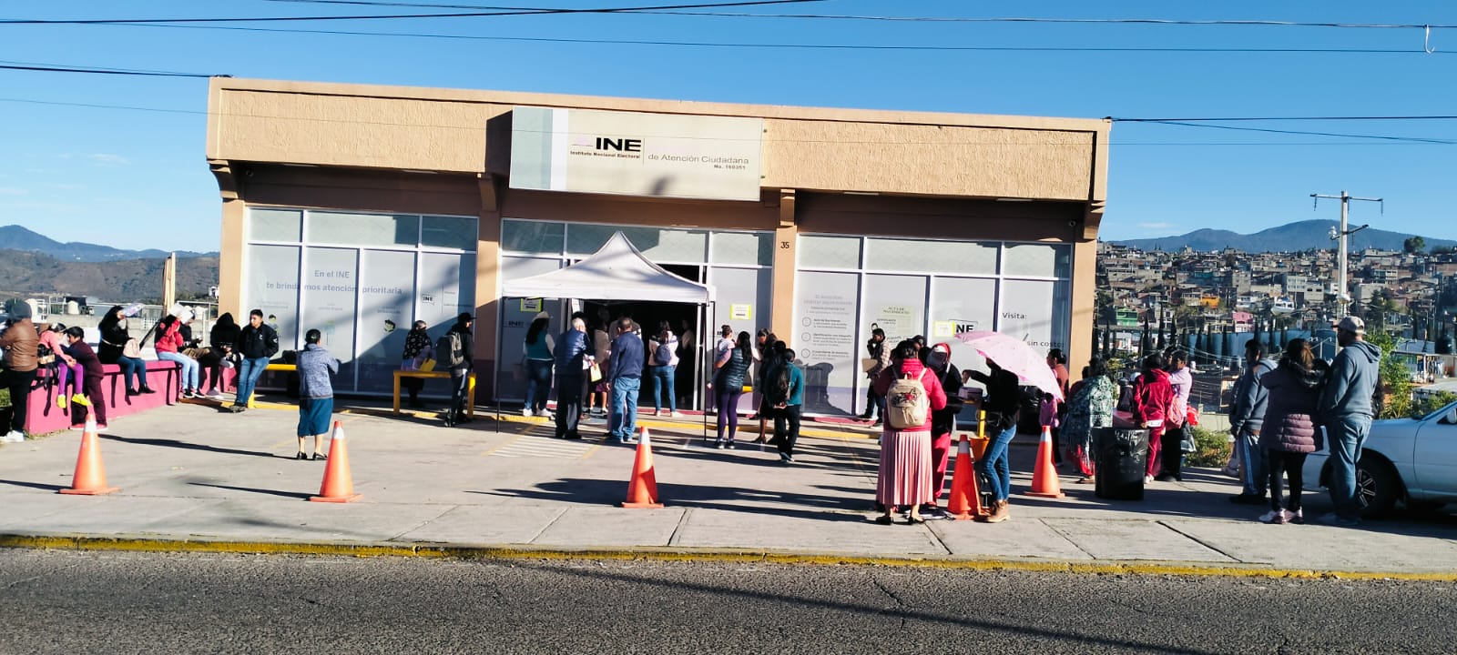 Iniciaron grandes filas para el trámite  de la credencial de elector en el módulo  de Zitácuaro; tienen hasta el 22 de enero