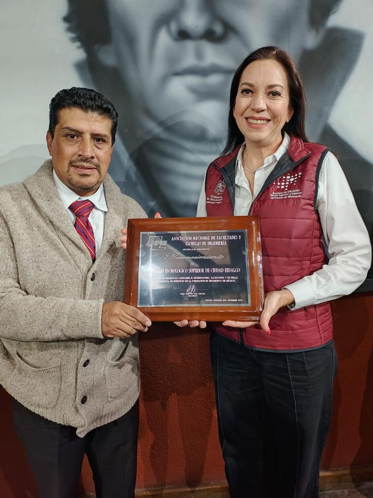 Entrega Irepan Hacha el reconocimiento del ANFEI a la Maestra Sosa Olmeda
