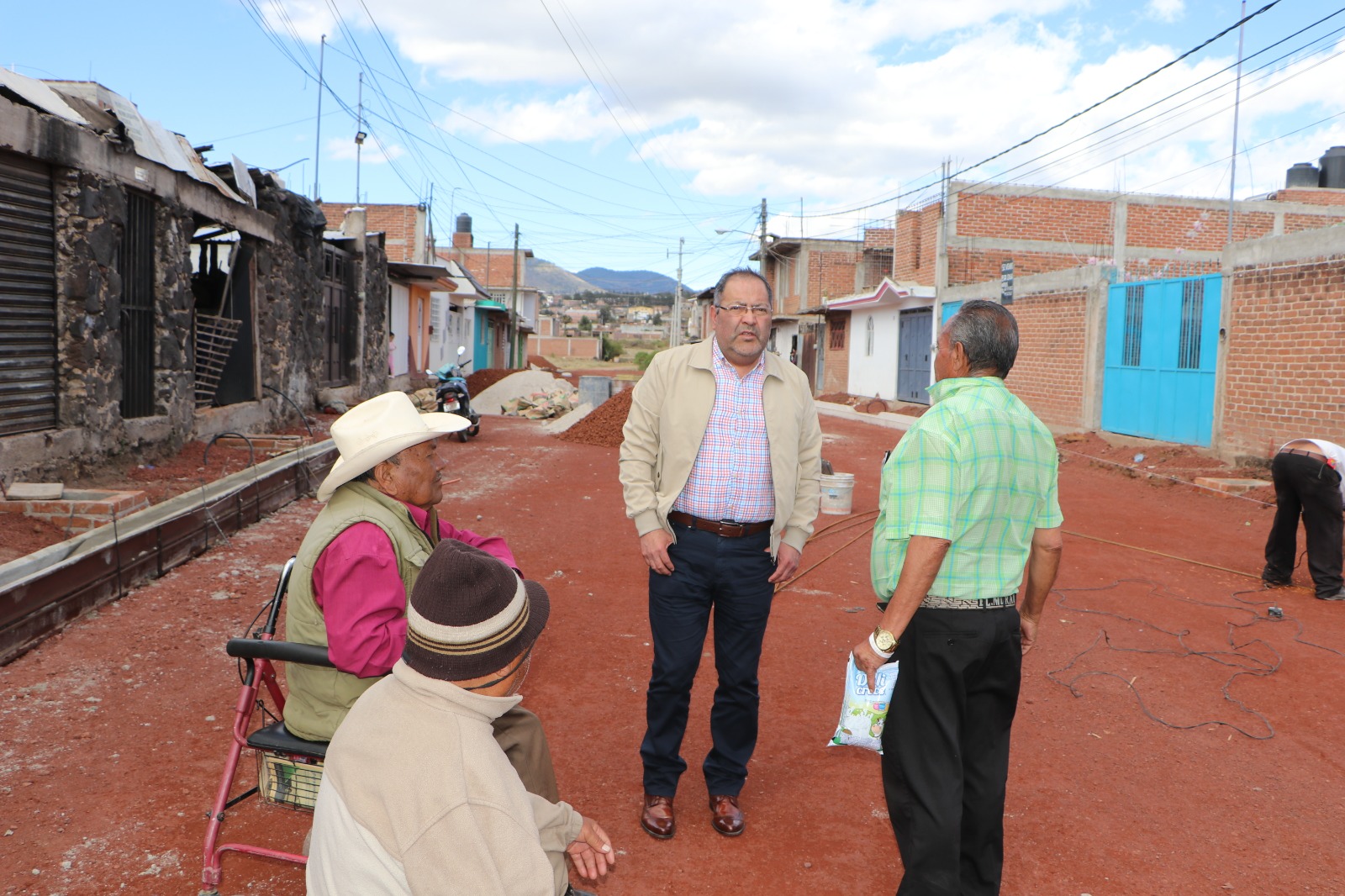 ​José Luis Téllez visitó colonias de la cabecera municipal para supervisar obras y entregar cobijas dentro del programa invernal