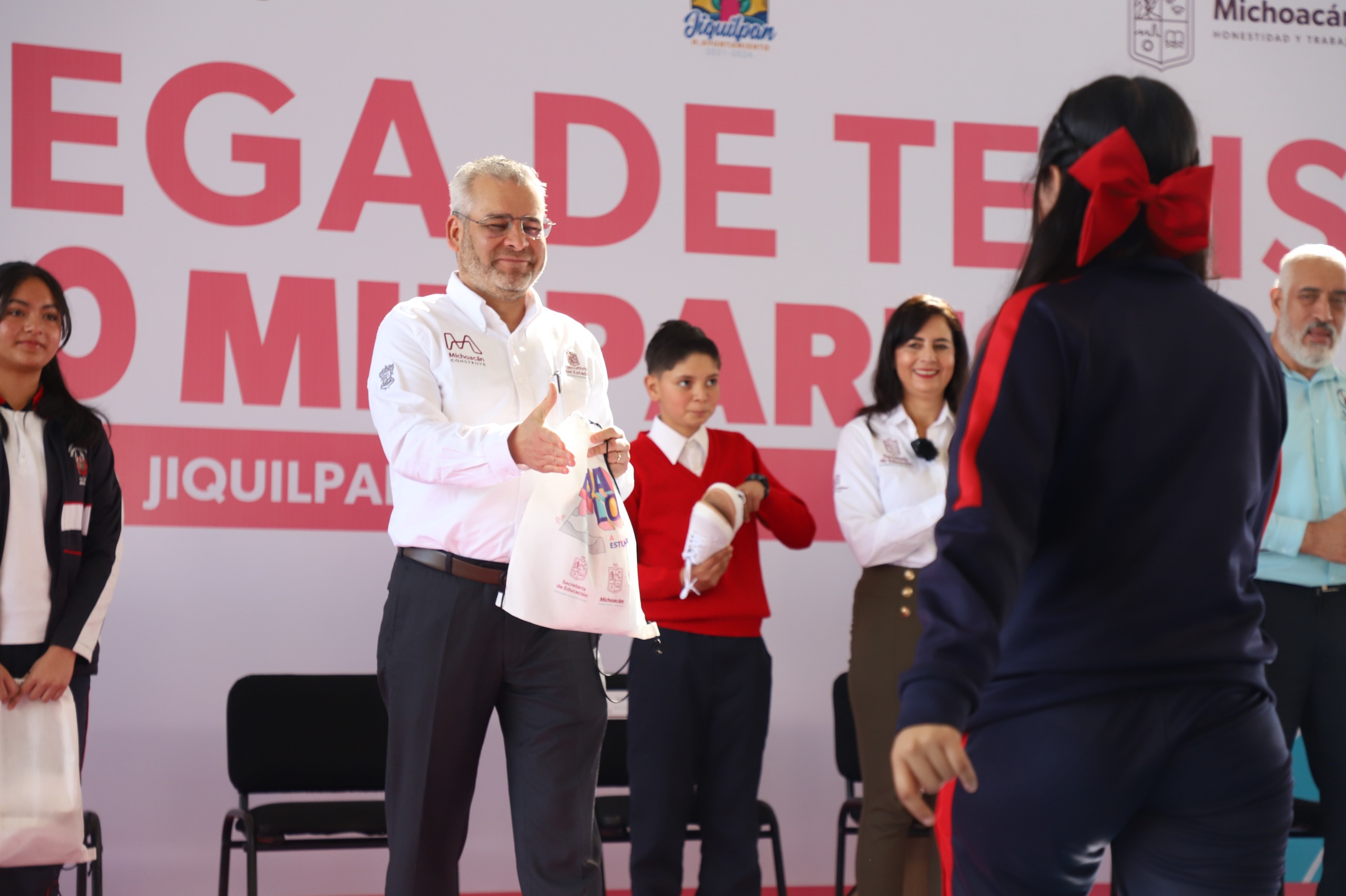 Entregan tenis para más de 6 mil estudiantes de la región Ciénega