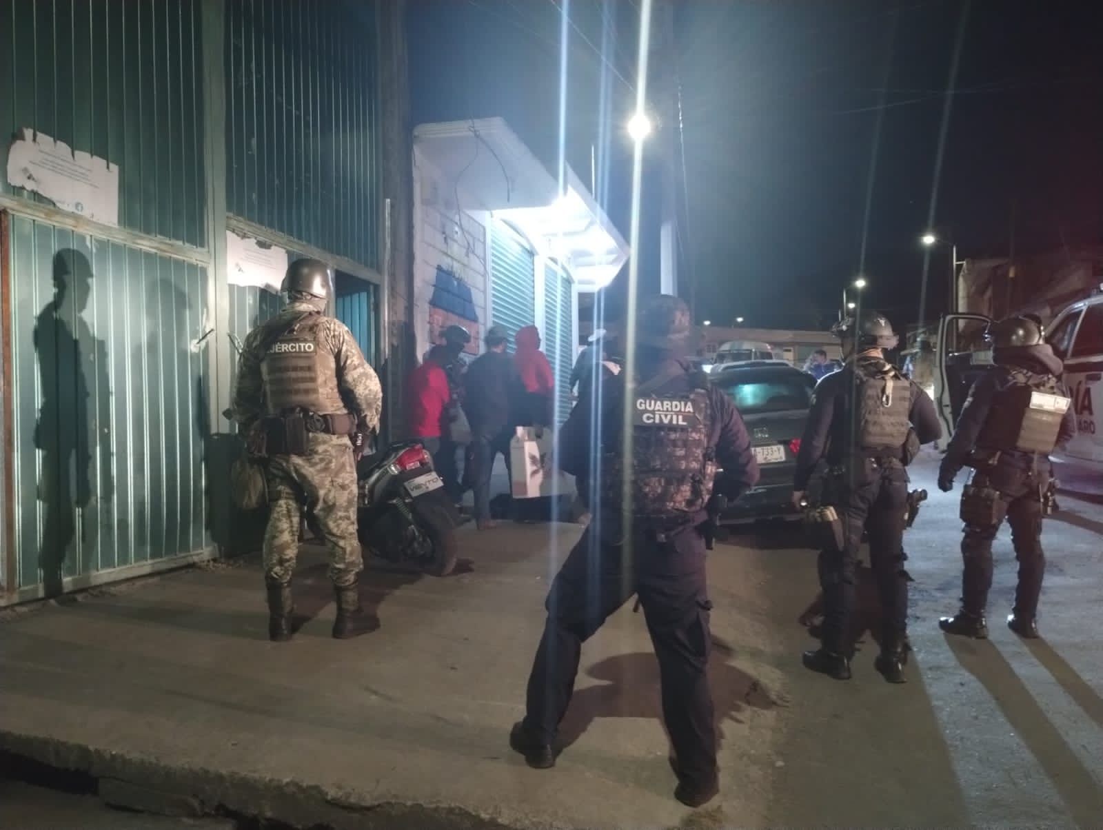 SSP, Sedena y Policía Municipal desalojan palenque clandestino, en Zitácuaro