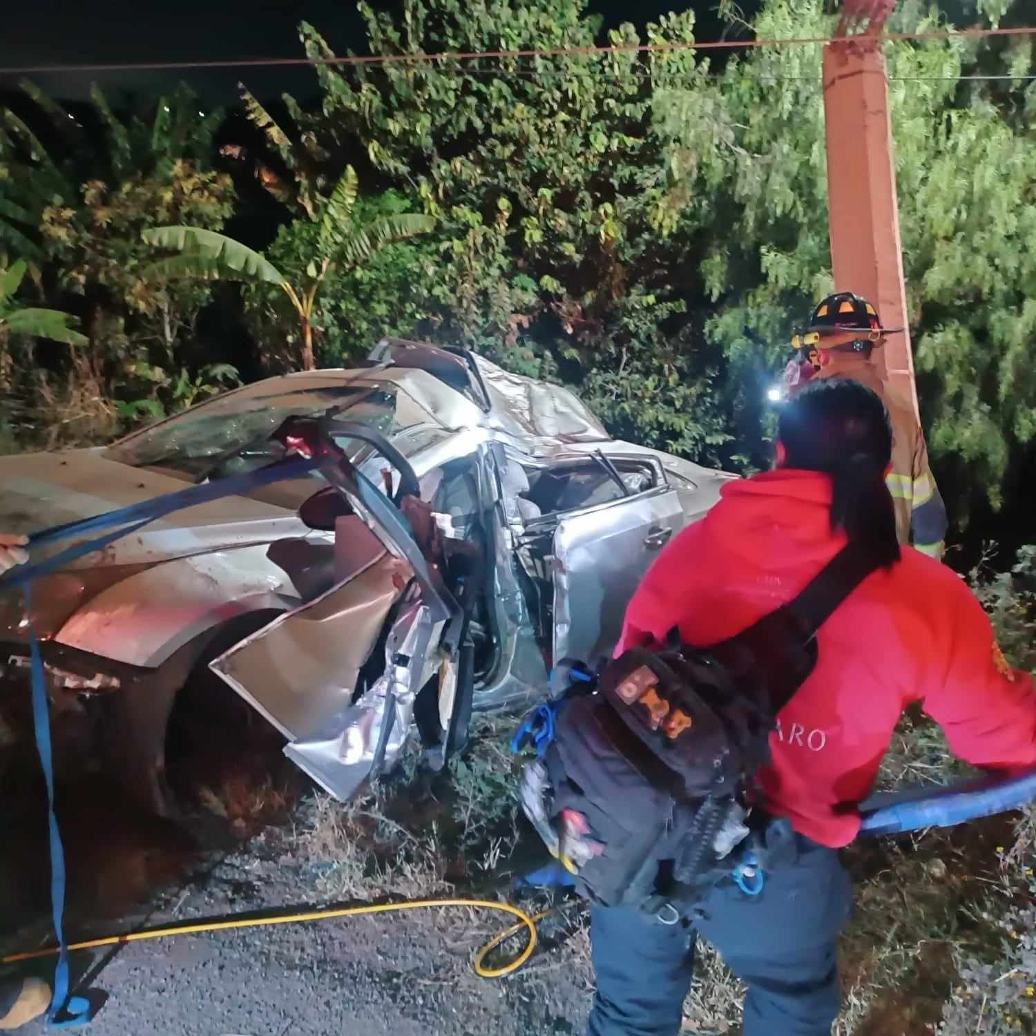 Dos vehículos chocan y uno se estrella contra un poste de la CFE en la carretera Morelia-Salamanca»