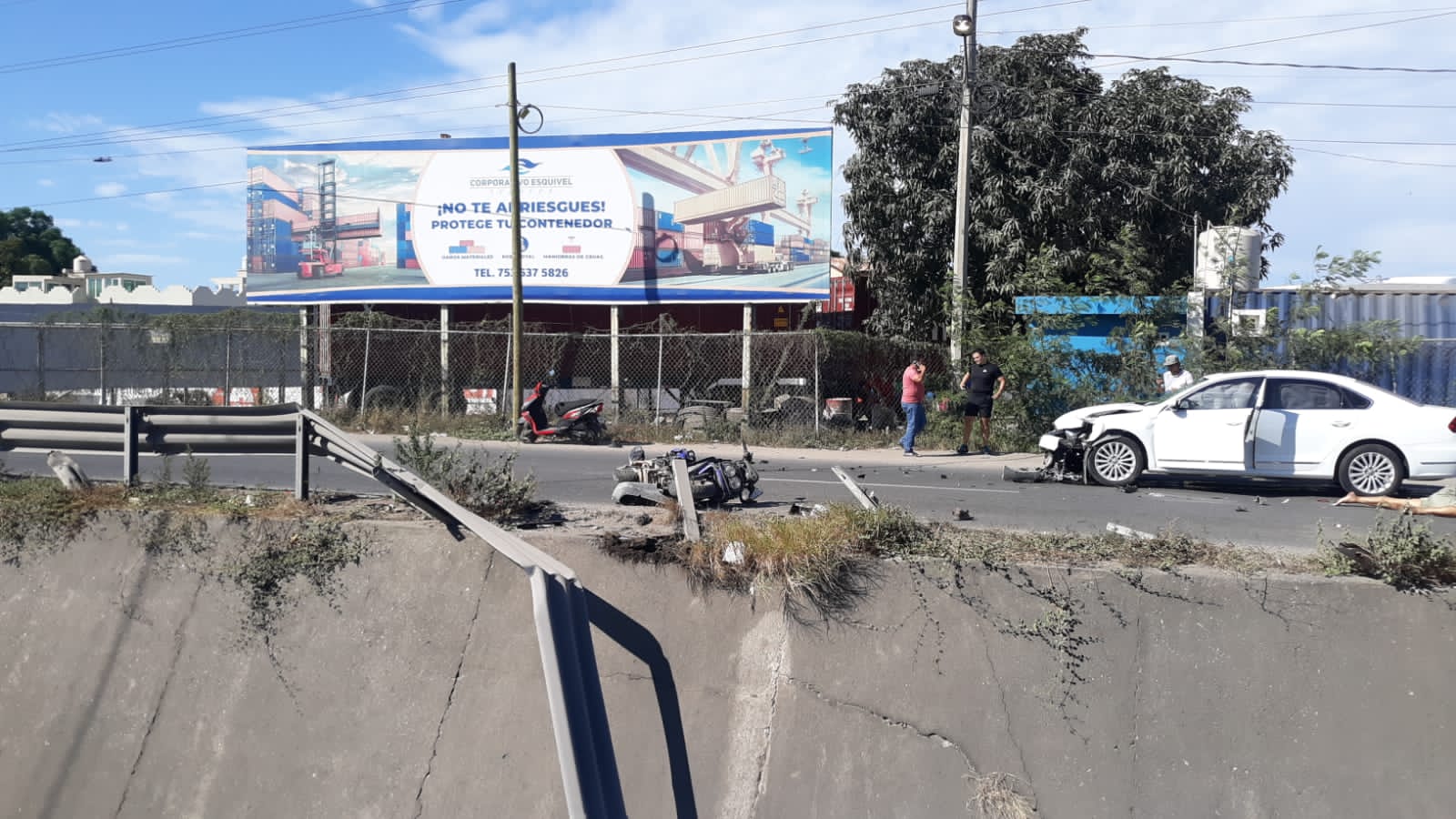 El conductor de una motocicleta murió al ser atropellado