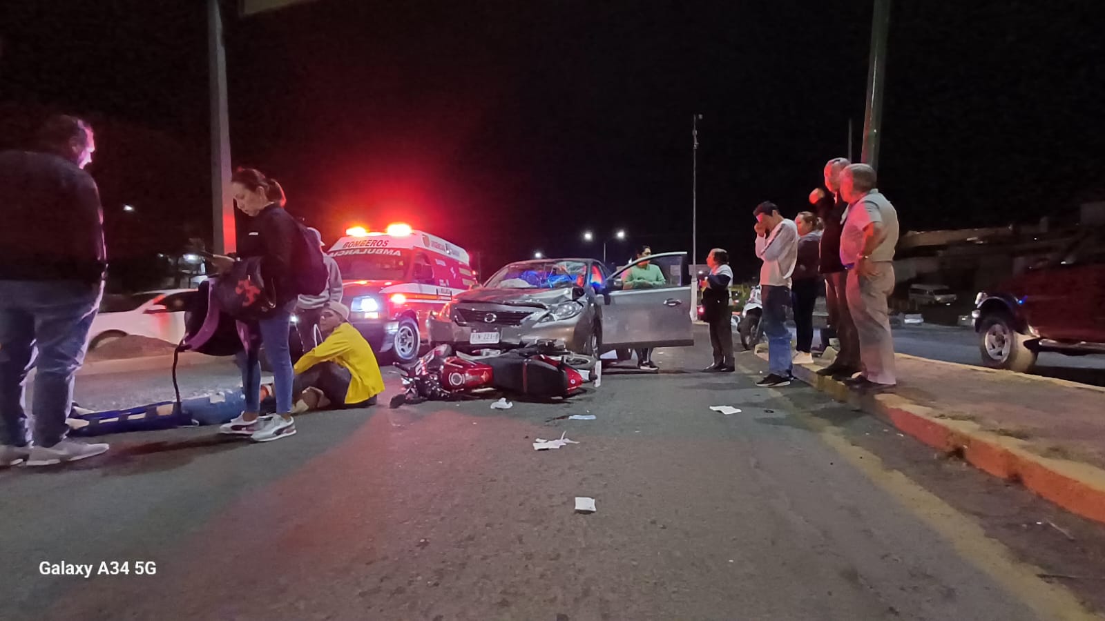 Dos primos que viajaban en una motocicleta resultaron lesionados al ser atropellados