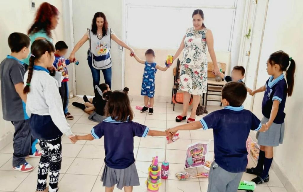 Maestra ganadora a la Práctica Educativa trabaja por la inclusión.