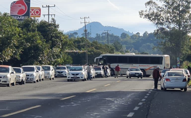 Guardia Civil y Policías locales ofrecen rutas alternas ante bloqueos carreteros.