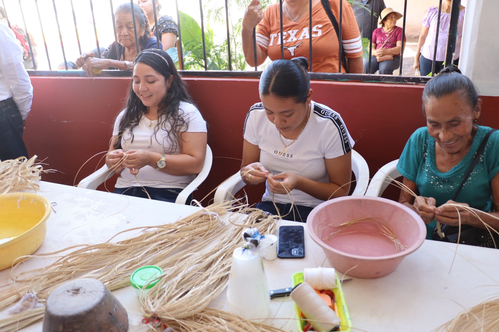 Proyectos productivos comunitarios fortalecen economía de mujeres michoacanas.