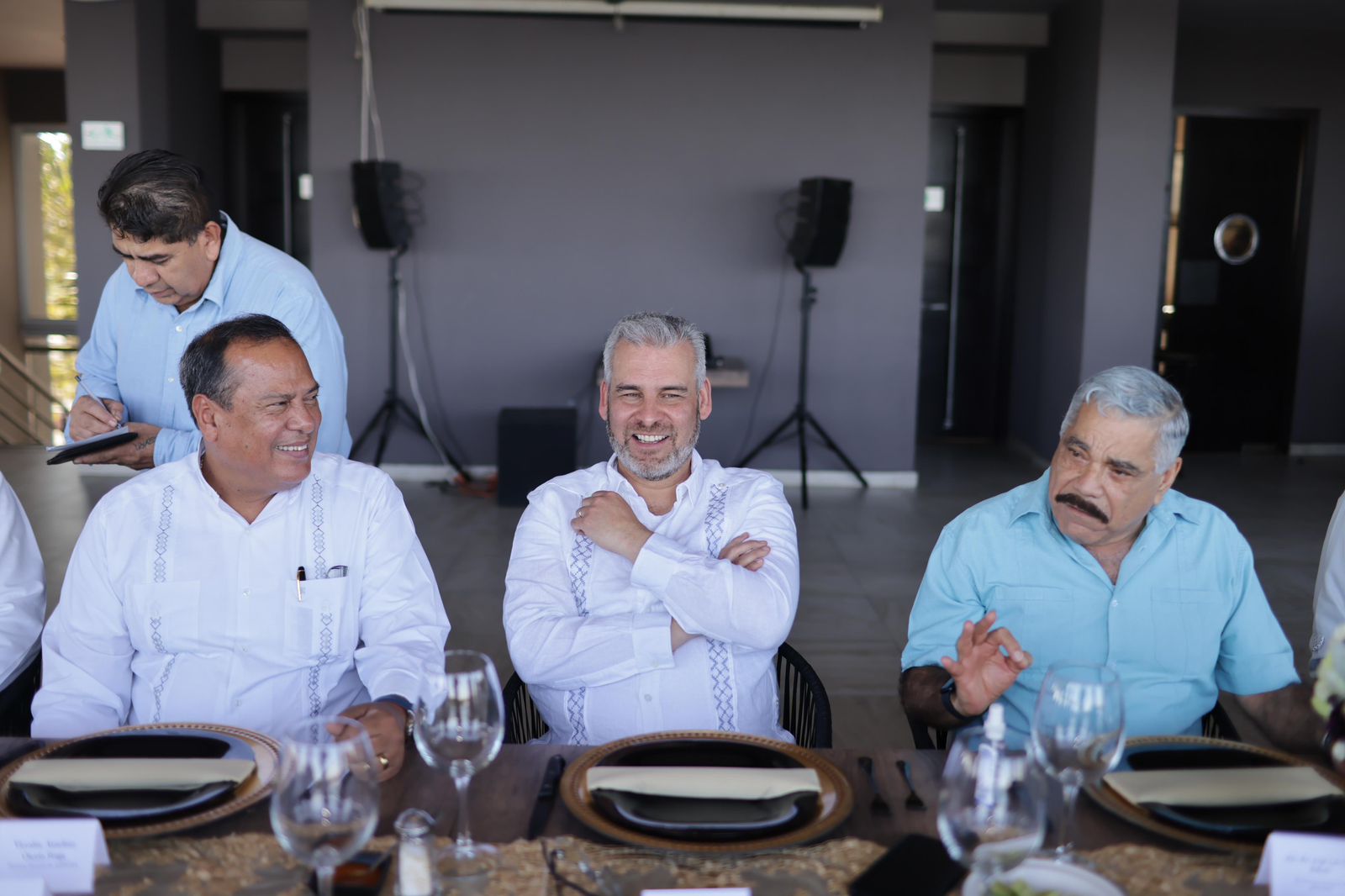 Asiste Bedolla a relevo directivo de Asipona en LC.