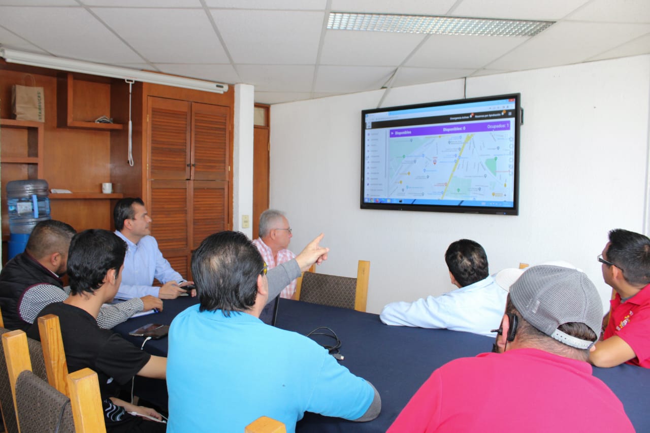 Presentan al Instituto del Transporte plataforma digital de taxis concesionados.