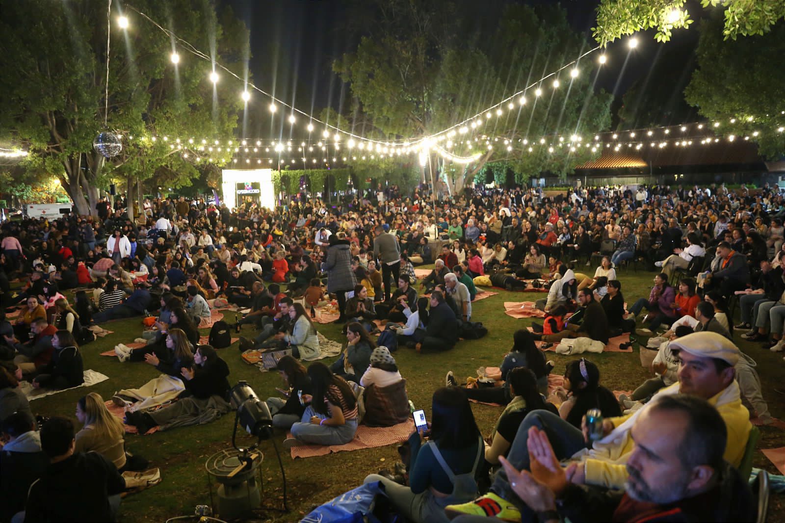 Casi 3 mil personas disfrutaron una noche retro con la Lunada Pop.