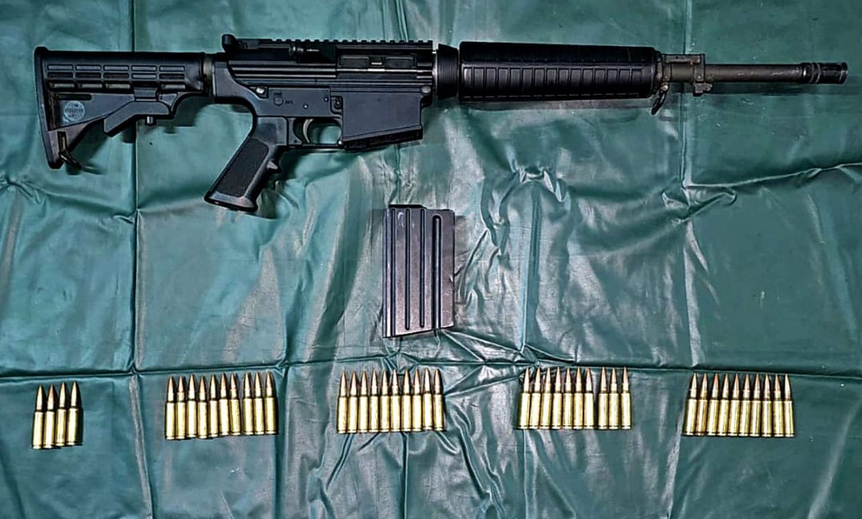 SSP, Ejército y GN detienen a 2 personas y aseguran 7 armas y más de 950 municiones.