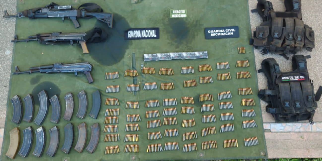 Guardia Civil, Sedena y GN decomisan armamento y municiones, en Tumbiscatío.