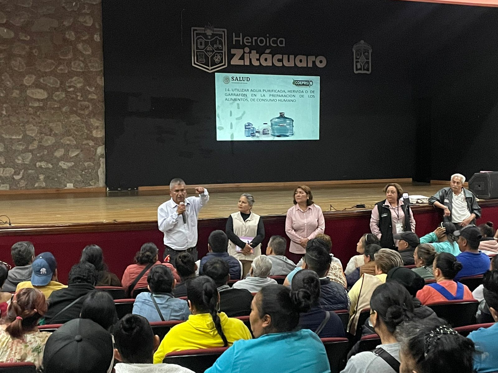 Coordina Gobierno Municipal y COEPRIS capacitación a vendedores de alimentos 