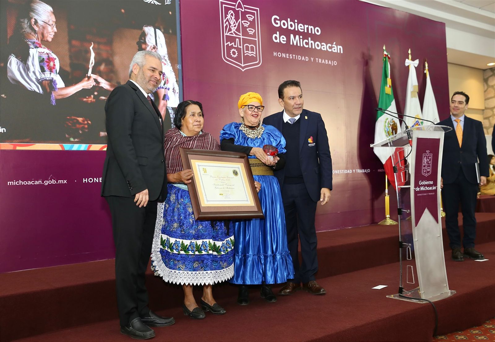 Entrega Bedolla a cocineras tradicionales premio internacional de gastronomía.