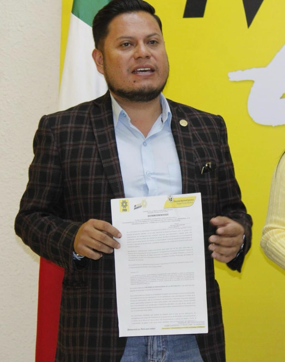 Se registra Lalo Saavedra como Precandidato a Diputado Local por el Distrito de Zitácuaro. 