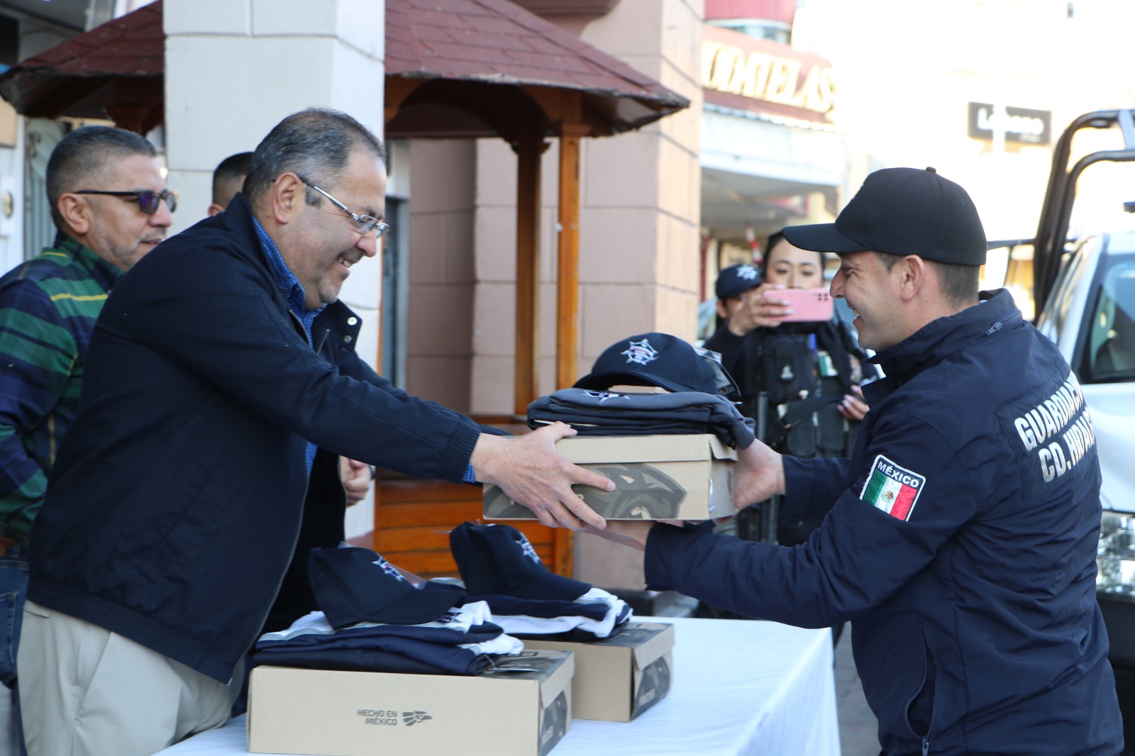 José Luis Téllez Marín, hizo entrega de uniformes, armamento y patrullas, a elementos de Seguridad Pública Municipal.