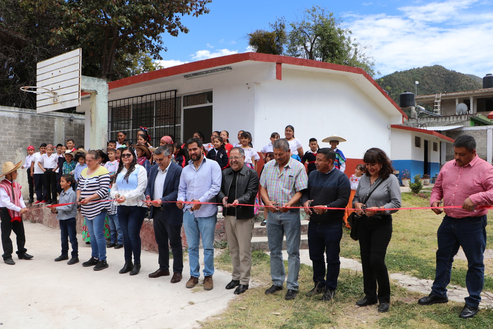 José Luis Téllez Marín, inauguró la rehabilitación de un aula en la Primaria Mariano Michelena de la Col. Benito Juárez Tenencia de San Bartolo.