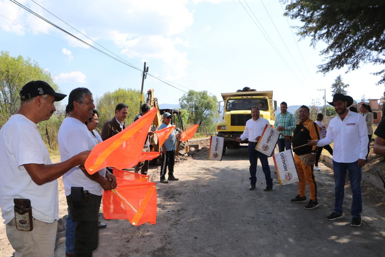 José Luis Téllez Marín, dio el banderazo de inicio a los trabajos de rehabilitación del camino de acceso a la comunidad de San Isidro Alta Huerta.