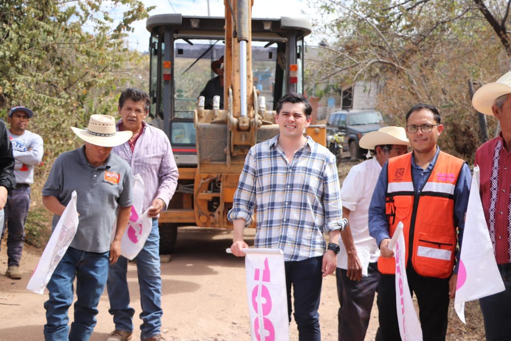 Inicia #GobiernoDeSoluciones construcción de camino en Mesas de Enandio