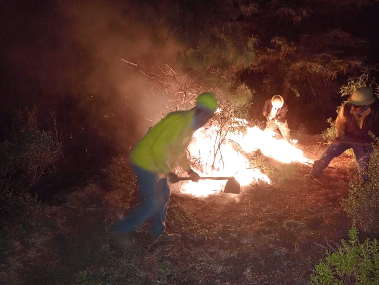 ANGANGUEO Y OCAMPO UNIDOS PARA COMBATIR EL INCENDIO FORESTAL