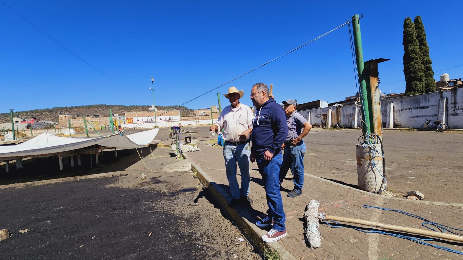 ​José luis Téllez supervisó los trabajos de bacheo en la multiplaza y la construcción de la segunda etapa del puente vehicular en San Matías