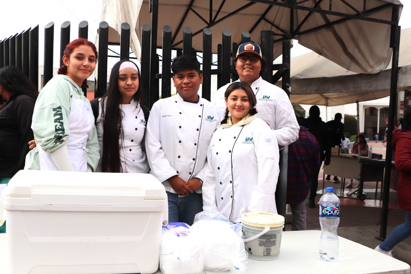 Estudiantes de la UTM reparten comida en hospitales de Morelia