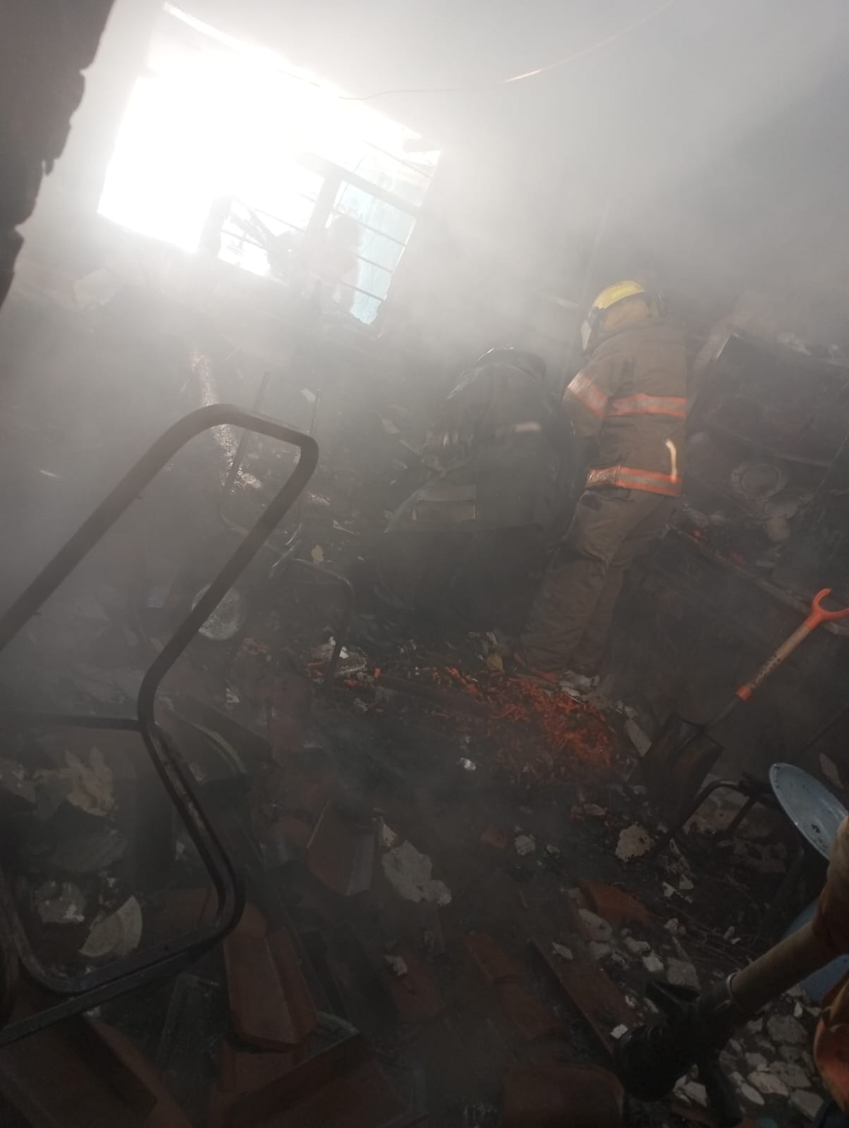 Valor y Sacrificio: Bomberos de Zitácuaro Controlan Incendio en Casa Habitación.