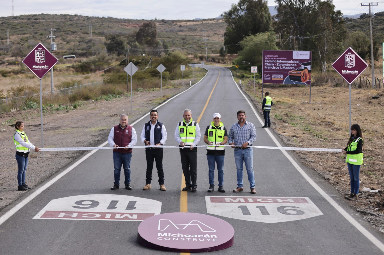 Entrega Bedolla rehabilitación carretera Charo-Zurumbeneo; tramo abandonado por 32 años