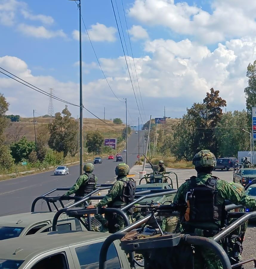 Ejército Mexicano y civiles armados, sobre la carretera Zirapóndiro – Tiamba, sobre la salida a Paracho, dejó dos presuntos delincuentes heridos y cinco detenidos