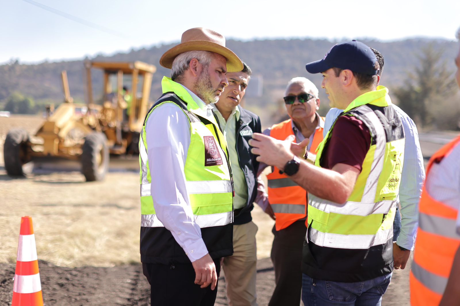 Supervisa Bedolla rehabilitación carretera en región Oriente