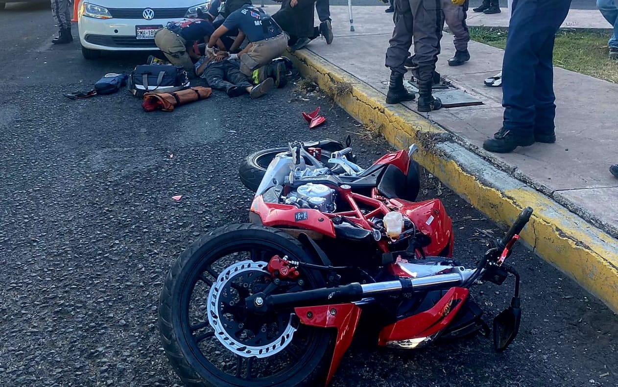 El conductor de una motocicleta quedó lesionado tras derrapar, sobre la lateral del Periférico Paseo de la República