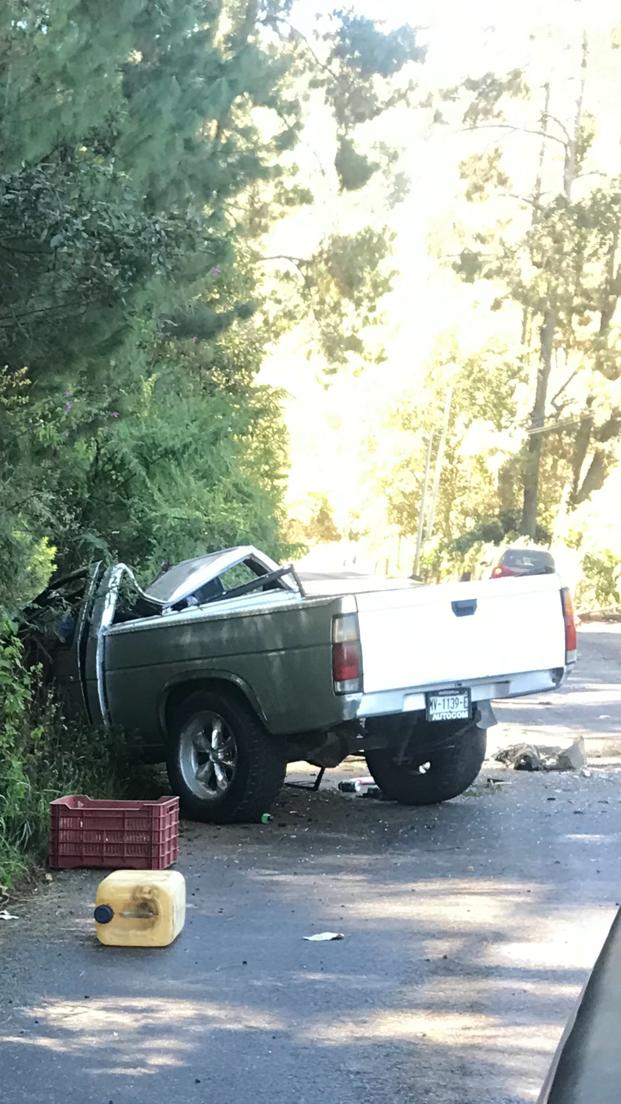 Conductor de una camioneta perdió la vida al quedar prensado en su camioneta, al caerle encina un pino